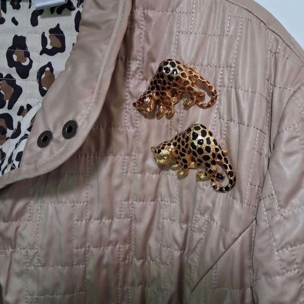 Chico's Sz 3 Quilted Jacket Tan Beige Leopard Animal Print Lining Pins Included - Picture 10 of 16